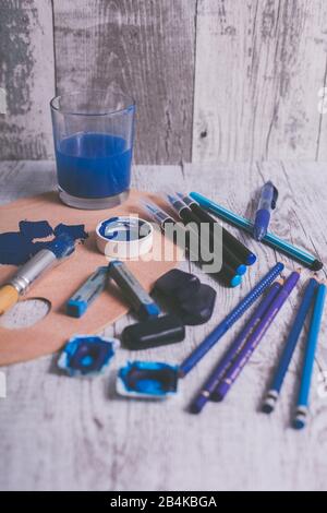 Anordnung verschiedener Stifte und Malutensilien in der Farbe Blau Stockfoto