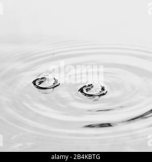 Strukturen im Wasser, Blasen, Nahaufnahme Stockfoto