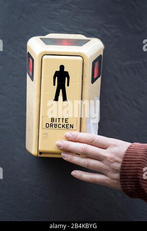 Bringen Sie eine Fußgängerampel auf, um Grün zu fordern. Stockfoto