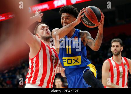 Belgrad. März 2020. Maccabis Tyler Dorsey (C) Vies mit Crvena Zvezdas Vladimir Stimac während einer regulären Saison Runde 28 Euroleague-Basketballspiel zwischen Crvena Zvezda und Maccabi in Belgrad, Serbien am 6. März 2020. Credit: Predrag Milosavljevic/Xinhua/Alamy Live News Stockfoto