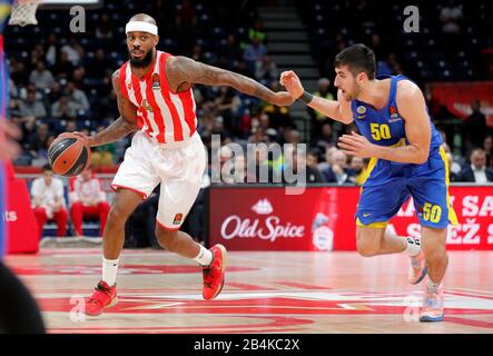 Belgrad. März 2020. Lorenzo Brown (L) von Crvena Zvezda treibt den Ball gegen Maccabis Yovel Zoosman in einer regulären Saison in der Runde 28 der Euroleague-Basketballspiele zwischen Crvena Zvezda und Maccabi in Belgrad, Serbien am 6. März 2020. Credit: Predrag Milosavljevic/Xinhua/Alamy Live News Stockfoto