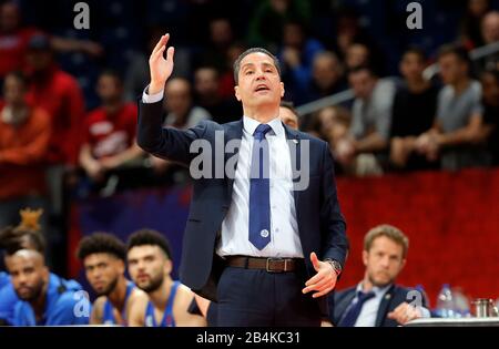 Belgrad. März 2020. Maccabis Cheftrainer Ioannis Sfairopoulos Gesten während eines regulären Saisonspiels rund 28 Euroleague-Basketballspiele zwischen Crvena Zvezda und Maccabi in Belgrad, Serbien am 6. März 2020. Credit: Predrag Milosavljevic/Xinhua/Alamy Live News Stockfoto