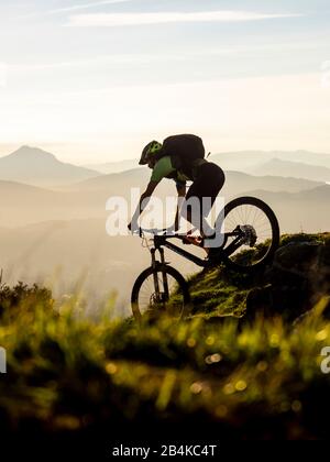 Mountainbiking im Baskenland, Einzelwege auf dem Monte jaizkibel (543 m) in der Nähe von Hondarribia, Blick auf Hondarribia (Spanien) und Hendaye (Frankreich) Stockfoto