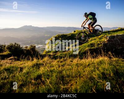 Mountainbiking im Baskenland, Einzelwege auf dem Monte jaizkibel (543 m) in der Nähe von Hondarribia, Blick auf Hondarribia (Spanien) und Hendaye (Frankreich) Stockfoto