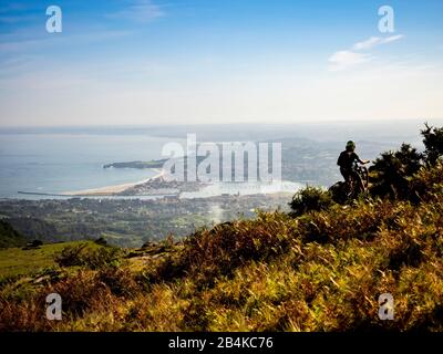 Mountainbiking im Baskenland, Einzelwege auf dem Monte jaizkibel (543 m) in der Nähe von Hondarribia, Blick auf Hondarribia (Spanien) und Hendaye (Frankreich) Stockfoto