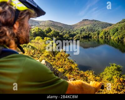 Mountainbiking im Baskenland in Frankreich, Einzelweg auf dem Berg La Rhune/Larrun und dem Col d'Ibardin. Im Hintergrundsee Lac Xoldokogaina oder Lac d'Ibardin Stockfoto