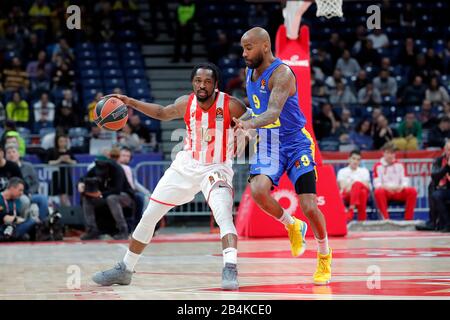 Belgrad. März 2020. Crvena Zvezdas Kalin Lucas (L) treibt den Ball gegen Maccabis Aaron Jackson während einer regulären Saison rund 28 Euroleague-Basketballspiel zwischen Crvena Zvezda und Maccabi in Belgrad, Serbien am 6. März 2020. Credit: Predrag Milosavljevic/Xinhua/Alamy Live News Stockfoto