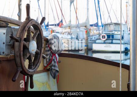 Deutschland, Mecklenburg-Vorpommern, Hiddensee, Kontrolle über ein Fischerboot, Hafenklostat, Insel Hiddensee. Stockfoto