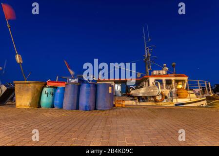 Deutschland, Mecklenburg-Vorpommern, Hiddensee, Blick auf ein Fischerboot im Hafen Vitte, Insel Hiddensee. Stockfoto