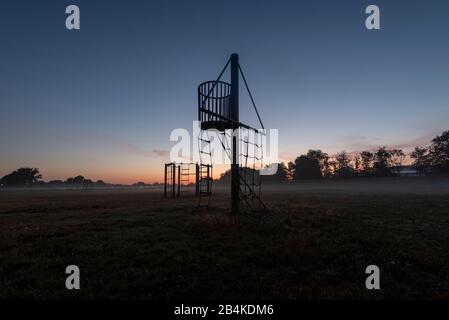 Deutschland, Mecklenburg-Vorpommern, Vitte, Spielplatz in Vitte kurz vor Sonnenaufgang. Nebel, Insel Hiddensee. Stockfoto