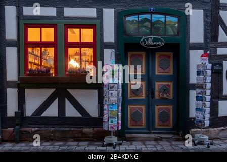 Deutschland, Thüringen, Schmalkalden, Teeladen in Schmalkalden, Postkartenständer, Schild mit dem Schriftzug Willkommener. Stockfoto