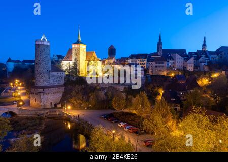 Deutschland, Sachsen. Bautzen, Alte Wasserkunst, Michaeliskirche, Alter Wasserturm, Petridom und Rathausturm in Bautzen in der Oberlausitz. Stockfoto