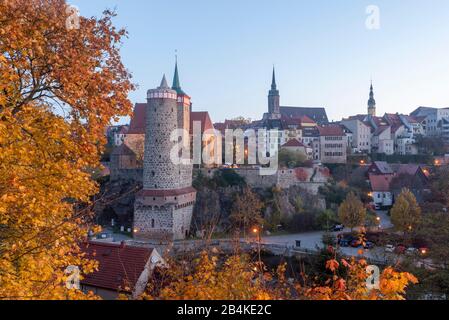 Deutschland, Sachsen. Bautzen, Alte Wasserkunst, Petridom und Rathausturm in Bautzen, Oberlausitz. Stockfoto