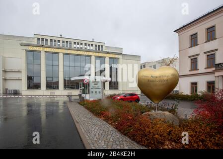 Deutschland, Sachsen, Radeberg: Blick auf die Radeberger Brauerei in Radeberg, goldenes Herz, Bierhersteller. Stockfoto