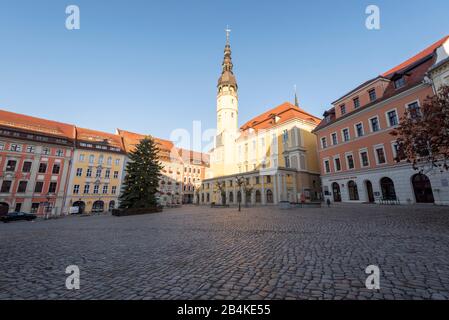 Deutschland, Sachsen. Bautzen, Blick auf den Marktplatz und den Rathausturm in Bautzen in der Oberlausitz. Stockfoto