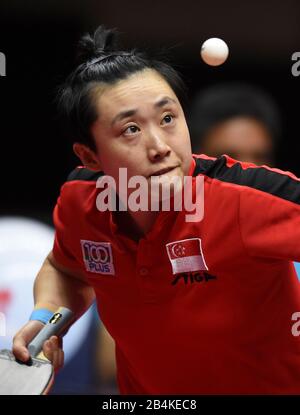 Doha. März 2020. Feng Tianwei aus Singapur dient während des Viertelfinalspiels im Dameneinzel gegen Ito Mima aus Japan bei den ITTF Qatar Open 2020 in Doha, Katar am 6. März 2020. Kredit: Nikku/Xinhua/Alamy Live News Stockfoto