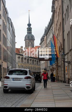 Deutschland, Sachsen. Dresden, Blick auf das Hilton-Hotel in der Altstadt von Dresden mit dem Fürstenzug und dem Turm des Dresdner Schlosses im Hintergrund, Freistaat Sachsen. Stockfoto