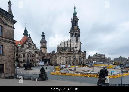 Deutschland, Sachsen. Dresden, katholische Hofkirche, Dom, Kirche, Kirche, 1738-1755 erbaut, Mitte: Residenzschloss, Dresdner Schloss, Burgturm, Baustelle. Stockfoto