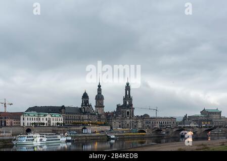 Deutschland, Sachsen. Dresden, Blick auf ein Passagierschiff auf der Elbe in Dresden, katholische Hofkirche, Schloss, Augustusbrücke, Dresden. Stockfoto