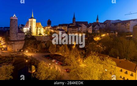 Deutschland, Sachsen. Bautzen, Alte Wasserkunst, Michaelskirche, Petridom und Rathausturm in Bautzen in der Oberlausitz. Stockfoto