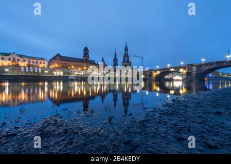 Deutschland, Sachsen. Dresden, Blick auf die Brühlsche Terrasse, die Kunstschule, das Oberlandesgericht, den Burgturm und die katholische Hofkirche an der Elbe in Dresden. Stockfoto