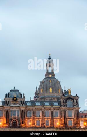 Deutschland, Sachsen. Dresden, Zwinger und Frauenkirche vor Sonnenaufgang, Altstadt von Dresden. Stockfoto