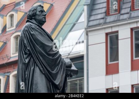 Deutschland, Sachsen. Dresden, Martin-Luther-Denkmal an der Frauenkirche in Dresden, deutscher Theologenführer der evangelischen Reformation, übersetzte die Bibel ins Deutsche. Stockfoto