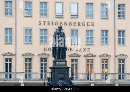 Deutschland, Sachsen. Dresden, Steigenberger Hotel de Saxe und Denkmal für Friedrich Augustus II. Von Sachsen, Dresdner Altstadt, Freistaat Sachsen. Stockfoto