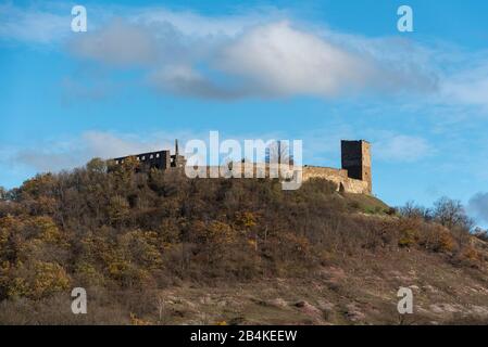 Deutschland, Thüringen, Wandersleben, Blick auf die Burg gleichen, mittelalterliche Burgruine, steht auf einem Berg in der Flur von Wandersleben in Gotha, gehörte zur Handelsstraße Via Regia. Stockfoto