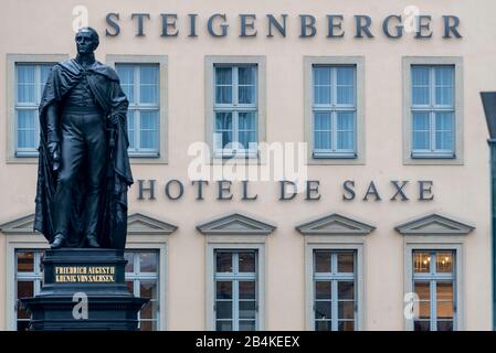 Deutschland, Sachsen. Dresden, Steigenberger Hotel de Saxe und Denkmal für Friedrich Augustus II. Von Sachsen, Dresdner Altstadt, Freistaat Sachsen. Stockfoto