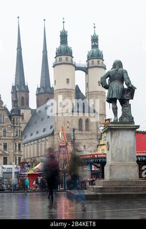 Deutschland, Sachsen-Anhalt, Halle: Blick auf die Marktkirche Unser Lieben Frauen, davor steht das Denkmal von Georg Friedrich Händel, Marktplatz mit Weihnachtsmarkt, Saalstadt Halle. Stockfoto