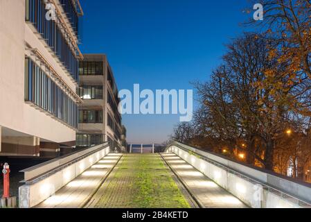 Deutschland, Sachsen-Anhalt, Halle, Auffahrt am Universitätsklinikum Halle, Hauptgebäude des Krankenhauses. Stockfoto