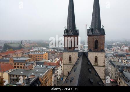 Deutschland, Sachsen-Anhalt, Halle, Blick auf zwei der vier Türme der Marktkirche Unser Lieben Frauen in Halle. Zusammen mit dem Roten Turm bilden sie das Wahrzeichen des Rathauses, auch Stadt der fünf Türme genannt. Stockfoto