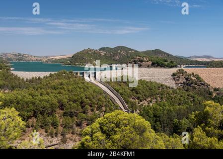 Embalse del Conde Guadalhorce mit Staudamm Stockfoto