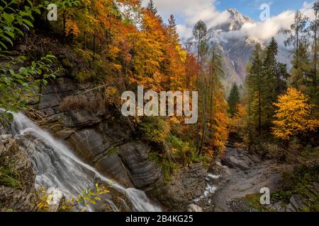 Blick auf den Mount Agner aus dem Hochtal von san Lucano (Ortschaft Pont), Taibon Agordino, Doles, Belluno, Veneto, Italien Stockfoto