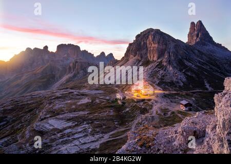 Rifugio Locatelli / Dreizinnenhütte vor den Gipfeln Sasso di Sesto und Torre di Toblin, Sexten Doles, Südtirol, Bolzano, Italien Stockfoto