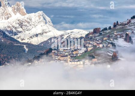 Zu sehen auf candide und Casamazzagno, im Hintergrund die dolden von auronzo und comelico, Comelico Superiore, Belluno, Veneto, Italien Stockfoto