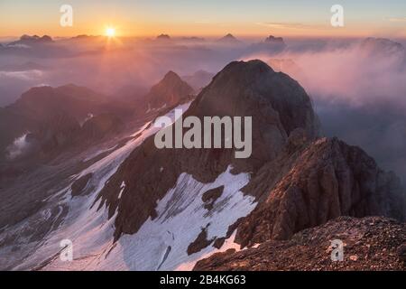 Sonnenaufgang von Punta Penia in Richtung Punta Rocca und alle anderen Gipfel der Berge am Horizont, Trentino Alto Adige, Doles, Italien Stockfoto