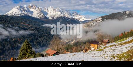 Zu sehen auf candide und Casamazzagno, im Hintergrund die dolden von auronzo und comelico, Comelico Superiore, Belluno, Veneto, Italien Stockfoto