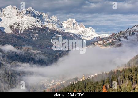 Zu sehen auf candide und Casamazzagno, im Hintergrund die dolden von auronzo und comelico, Comelico Superiore, Belluno, Veneto, Italien Stockfoto