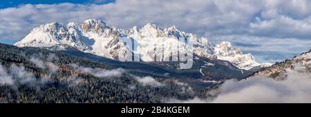 Zu sehen auf candide und Casamazzagno, im Hintergrund die dolden von auronzo und comelico, Comelico Superiore, Belluno, Veneto, Italien Stockfoto