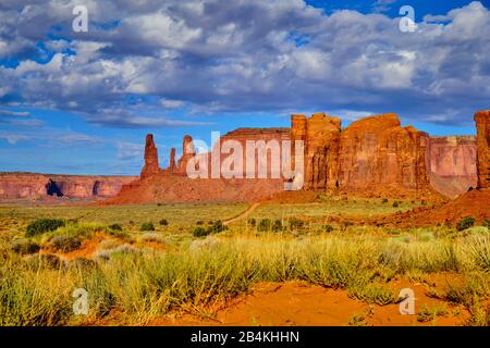 USA, Vereinigte Staaten von Amerika, Monument Valley, Navajo Reserve, Utah, Colorado Plateau, Mexican hat, Four Corner Region, Olijato, drei Schwestern, Talfahrt Stockfoto