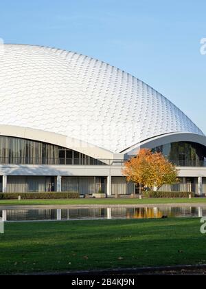 Blick auf die Centennial Hall in der Nachmittagssonne, im Herbst Stockfoto