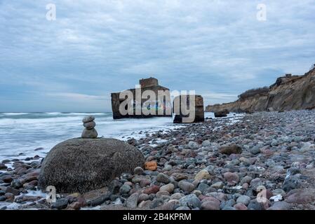 Deutschland, Mecklenburg-Vorpommern, Wustrow, Bunker am Strand von Wustrow, Wellenbrecher. Stockfoto