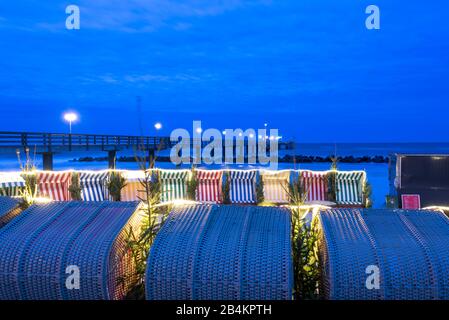 Deutschland, Mecklenburg-Vorpommern, Wustrow, Strandkörbe, Weihnachtsmarkt an der Strand, Tannengrün, blaue Stunde. Stockfoto