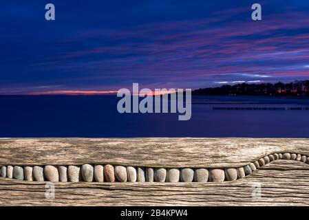 Deutschland, Mecklenburg-Vorpommern, Zingst, Ostsee, Kunst am Pier, dekorierte Bohlen. Stockfoto