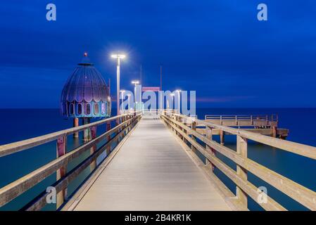 Deutschland, Mecklenburg-Vorpommern, Zingst, Ostsee, Taucherglocke, Pier Stockfoto