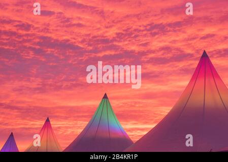 Zelte, roter Himmel, Sonnenaufgang, Farbexplosion. Stockfoto