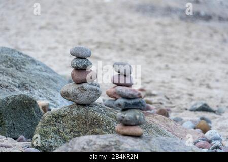 Steinpyramiden an der Ostsee Stockfoto