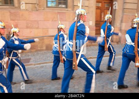 Die Kaisergarde, Högvakte, Infanteriegeschütze der schwedischen Streitkräfte, die mit dem Schutz der schwedischen Königsfamilie, Stockholm, Schweden, beauftragt waren Stockfoto